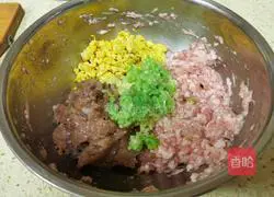 Illustration of how to make fresh meat and prawn dumplings 14