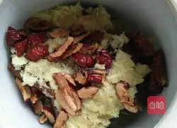 Illustration of how to make brown sugar ginger and jujube paste 3