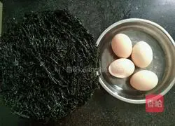 Illustration of how to make seaweed and egg soup 1