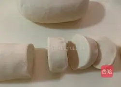 Illustration of how to make hot noodles and scallion pancakes 5