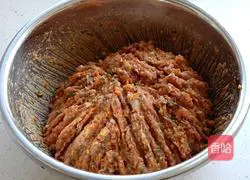 Illustration of how to make mutton and carrot dumplings 6