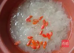 Illustration of how to make barley and white fungus soup 7