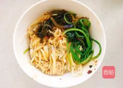Illustration of how to make spinach and chicken noodles 4