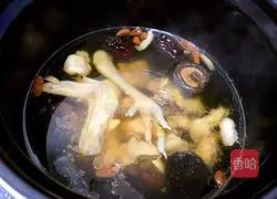 Illustration of how to make mushroom and native chicken soup 8