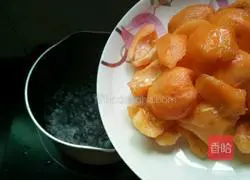 Illustration of how to make canned loquats 5