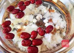Red date lily Illustration of how to make lotus seed, peach gum, saponin, rice and white fungus soup 3