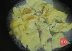 Illustration of how to make green onion and egg soup 4