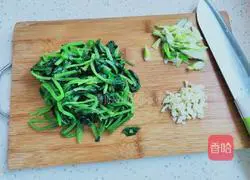 Illustration of how to make cold spinach and peanuts 3