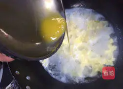 Illustration of how to make broad bean and egg soup 6