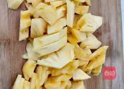 Illustration of how to make original pineapple juice 3