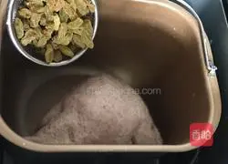 Illustration of how to make raisin rye bread 4