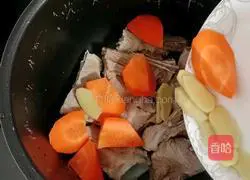 Illustration of how to make water chestnut corn and pork bone soup 8