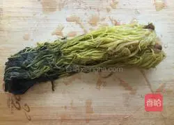 Illustration of how to make shredded pork noodles with pickled vegetables 1