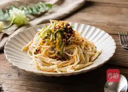 Illustration of how to make appetizing chicken shredded cold noodles 6