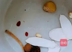 Illustration of how to make black-bone chicken soup 2