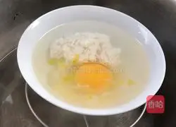 Illustration of how to steam poached eggs with rice wine 6