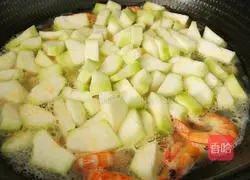 Illustration of how to make loofah, shrimp and tofu soup 10