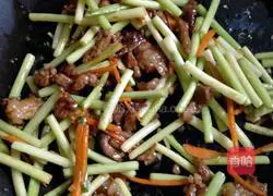 Illustration of how to stir-fry shredded pork with garlic moss 5