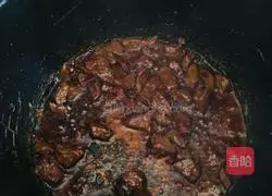 Illustration of how to make daylily beef noodles 5