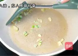 Illustration of how to make fried noodles with shredded pork 4