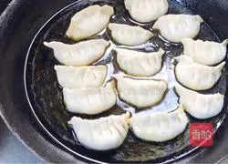 Illustration of how to make fried chicken dumplings with sesame oil 12