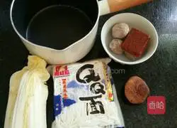 Illustration of how to make spicy beef meatball QQ noodles 1