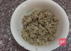 Illustration of how to make walnut juice 3