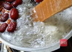 Illustration of how to make red dates, wolfberry and white fungus soup 4