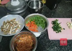 Illustration of how to make shredded pork noodles with green pepper 4