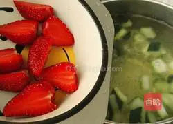 Illustration of how to make rock sugar strawberry and winter melon rind 6