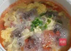 Illustration of how to make tomato, seaweed and egg drop soup 8