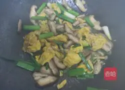 Illustration of how to make scrambled eggs with mushrooms 12