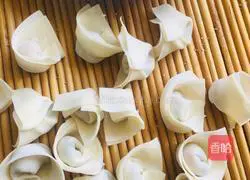 Illustration of how to make chicken vermicelli wontons 4