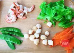 Illustration of how to make stir-fried udon noodles with mixed vegetables and seafood 2