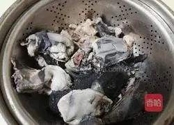 Illustration of how to make radish, wolfberry and black-bone chicken soup 3