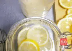 Illustration of how to make honey lemon tea 5