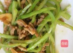 Green pepper shredded pork and shrimp noodles Illustration of how to do it 6