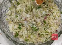 Illustration of how to make cabbage-filled dumplings 11