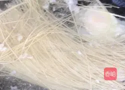 Illustration of how to make Chrysanthemum poached egg noodle soup 4