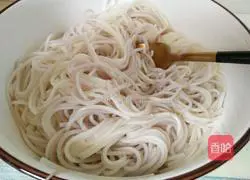 Illustration of how to make oatmeal and green pepper sauce noodles 7