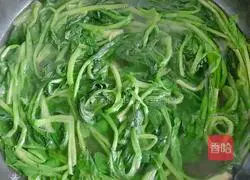 Illustration of how to make cold spinach vermicelli 2