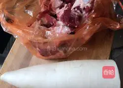 Illustration of how to make pork bone and radish soup 1