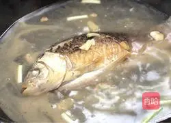 Illustration of how to make white radish and crucian carp soup 9