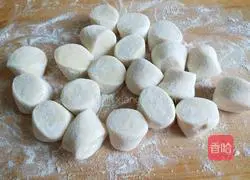 Illustration of how to eat spring cakes on February 2nd 3