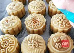 Illustration of how to make lotus paste and egg yolk mooncakes 16