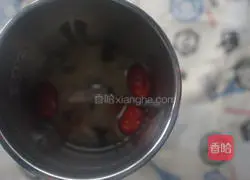 Illustration of how to make red dates, white fungus, peach gum and longan soup 6