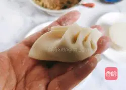 Illustration of how to make celery and pork dumplings 14