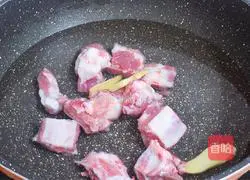 Illustration of how to make pork ribs, yam, corn and carrot soup 2