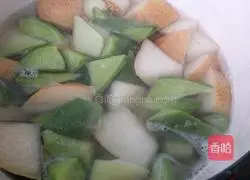 Illustration of how to make green radish and snow pear soup 14