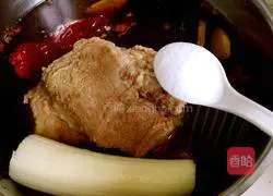 Illustration of how to make garlic plum pork meat 10